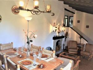מסעדה או מקום אחר לאכול בו ב-Casa Dynaida