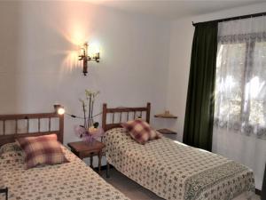 um quarto com 2 camas e uma janela em Casa Dynaida em Begur