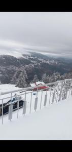 un train au sommet d'une montagne enneigée dans l'établissement Mountain Retreat at Afgan Lodge, à Murree