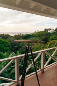 Rõdu või terrass majutusasutuses Blue Roatan Resort