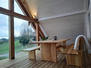 een kamer met een tafel en banken en een groot raam bij Trautesheim Ferienwohnungen in Wangen im Allgäu