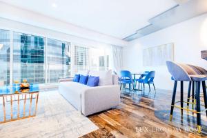 un soggiorno con divano e tavolo di LUX - Lavish Suite with Full Palm Jumeirah View 2 a Dubai