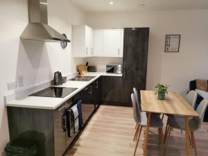 Una cocina o zona de cocina en 2 Bedroom Apartment - Central Peterborough - Bayard Apartments