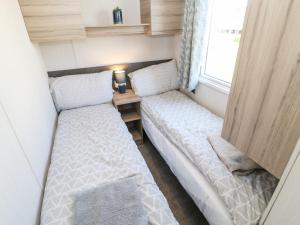 - une petite chambre avec 2 lits dans une petite maison dans l'établissement 17 Summer Meadows, à Ashington