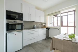 Кухня или кухненски бокс в Telletxe apartment by People Rentals