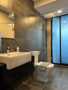 ヌサジャヤにある3003 Almas Suites Modern Netflix 100mbps By STAYのバスルーム(洗面台、トイレ付)