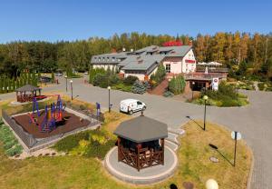 una vista aérea de un parque con parque infantil y un edificio en Hotel Pasymowski, en Mlawa