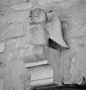 a stone angel on the side of a wall at La Chouette Burgonde in Villy-le-Moutier