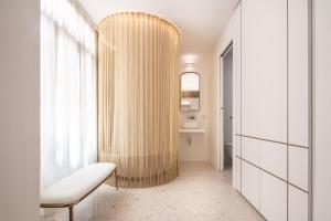 un corridoio con una grande parete di bambù in bagno di Ninfea Luxury Suites a Venezia