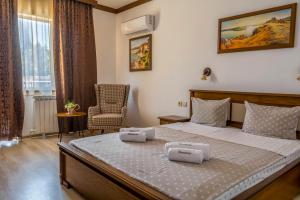 A bed or beds in a room at Sunny Paradise ll