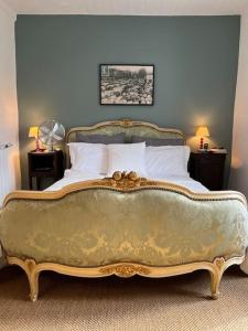 Postel nebo postele na pokoji v ubytování La Maison de Mama C: Charming french village home + 45 fotografií