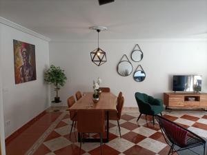 uma sala de jantar com mesa e cadeiras em Casa Jayna, Mistral, El Campello em El Campello
