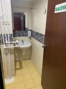 baño con lavabo, aseo y puerta en Ankara apart hostel 3 en Altındağ