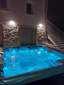 a large blue tub in a room with stairs at Casa Angelina in Crone