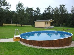 una grande piscina in un cortile con gazebo di Villa regina 