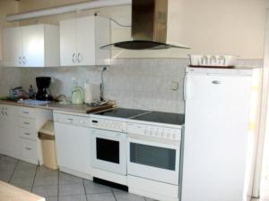 una cucina con piano cottura bianco e frigorifero di Villa regina 