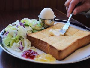 einen Teller Essen mit einem Sandwich und einem Salat in der Unterkunft Hotel New Moustache in Shizuoka