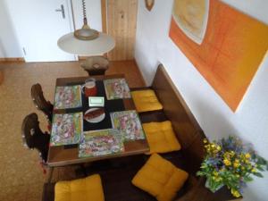 eine Aussicht auf einen Tisch mit gelben Kissen und einem Tisch in der Unterkunft Manser, Ferien beim Bauer 1 Stock in Oberhegi