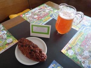einen Tisch mit einem Teller Keksen und einem Glas Bier in der Unterkunft Manser, Ferien beim Bauer 1 Stock in Oberhegi