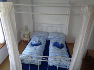 1 Schlafzimmer mit 2 Etagenbetten mit blauer Bettwäsche in der Unterkunft Manser, Ferien beim Bauer 1 Stock in Oberhegi