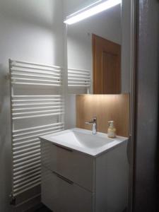ein Badezimmer mit einem weißen Waschbecken und einem Spiegel in der Unterkunft Manser, Ferien beim Bauer 1 Stock in Oberhegi