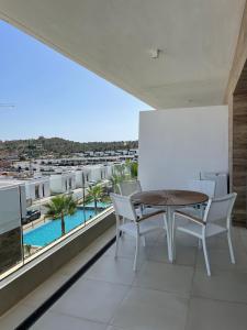 a dining room with a table and chairs on a balcony at Apartamento Campana Bay con vistas a Benidorm in Finestrat