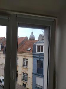 ventana con vistas a un edificio en Maison conviviale aux abords de la vieille ville, en Boulogne-sur-Mer