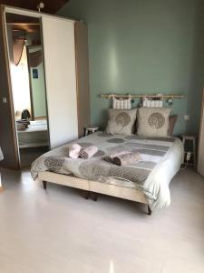 Un dormitorio con una cama con dos muñecas. en Maison conviviale aux abords de la vieille ville, en Boulogne-sur-Mer
