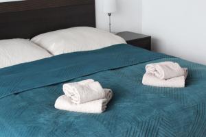 zwei Handtücher auf dem Bett in der Unterkunft OK Apartament Uzdrowiskowa in Świnoujście