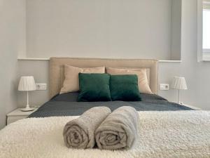 Posteľ alebo postele v izbe v ubytovaní ÁTICO VALDELAGRANA PLAYA - Aire Acondicionado y Piscina