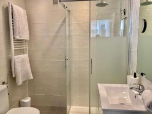 Kúpeľňa v ubytovaní ÁTICO VALDELAGRANA PLAYA - Aire Acondicionado y Piscina