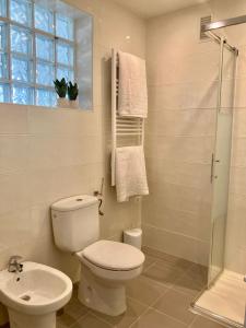 Kúpeľňa v ubytovaní ÁTICO VALDELAGRANA PLAYA - Aire Acondicionado y Piscina