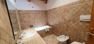 Koupelna v ubytování Albergo Primavera + 37 fotografií