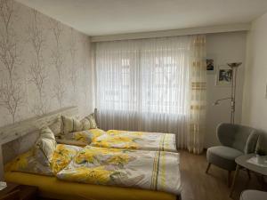 een slaapkamer met een bed, een raam en een stoel bij Altstadt Hotel Cochem in Cochem