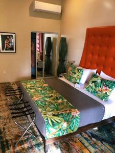 una camera con un grande letto con testiera arancione di The Fred - Adults only Hotel a Frederiksted