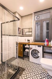 een wasmachine in een badkamer met een douche bij By Galata- Historical and Modern Apartment in Istanbul