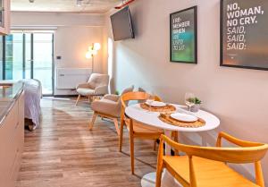 a kitchen and dining room with a table and chairs at hUB Providencia in Santiago