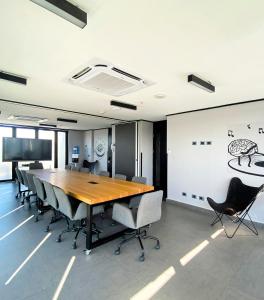 una sala de conferencias con mesa de madera y sillas en hUB Providencia en Santiago