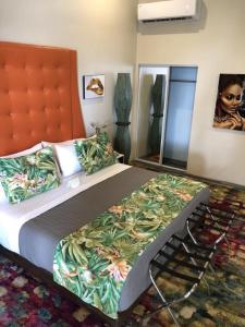 Frederiksted的住宿－The Fred - Adults only Hotel，一间卧室配有一张带橙色床头板的大床