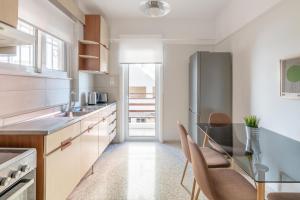 Kuchyňa alebo kuchynka v ubytovaní Homey 2BR Apartment in Cholargos by UPSTREET