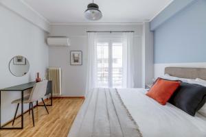 Posteľ alebo postele v izbe v ubytovaní Homey 2BR Apartment in Cholargos by UPSTREET