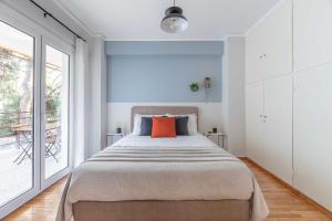 Posteľ alebo postele v izbe v ubytovaní Homey 2BR Apartment in Cholargos by UPSTREET
