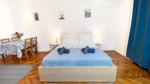una camera da letto con un letto con due cuscini blu sopra di City Centre Synagogue Residential Apartment Budapest a Budapest