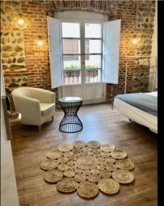 a room with a bed and a table with coins on the floor at Hostal Albany Ancha in León