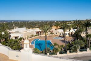 een luchtzicht op een resort met een zwembad bij Casa Saudade - Luxury penthouse apartment with stunning views in Estômbar