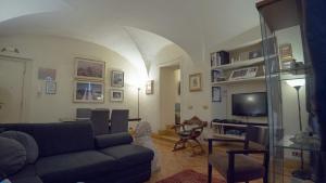 ローマにあるMGPGroup Guest House Piazza Navonaのリビングルーム(ソファ、テレビ付)