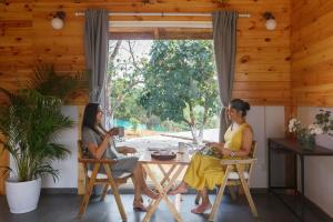 入住Anjee's Chalet by StayVista - Mountain-view villa with Classic wooden interiors, Lush lawn & Snooker table的客人