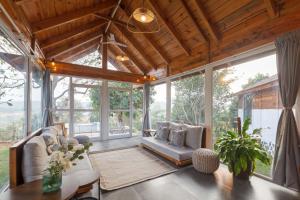 Anjee's Chalet by StayVista - Mountain-view villa with Classic wooden interiors, Lush lawn & Snooker table的休息区