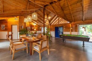 Anjee's Chalet by StayVista - Mountain-view villa with Classic wooden interiors, Lush lawn & Snooker table内的一张台球桌
