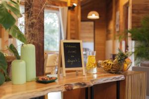 Anjee's Chalet by StayVista - Mountain-view villa with Classic wooden interiors, Lush lawn & Snooker table的酒水
